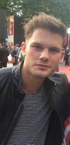 Jeremy Irvine : jeremy-irvine-1490216309.jpg