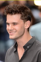 Jeremy Irvine : jeremy-irvine-1491851629.jpg