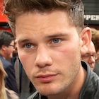 Jeremy Irvine : jeremy-irvine-1510155282.jpg