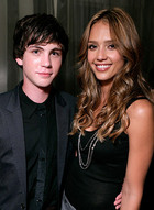 Jessica Alba : TI4U_u1268000768.jpg