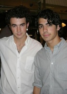 Joe Jonas : TI4U_u1231952330.jpg