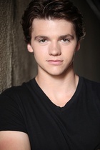 Joel Courtney : joel-courtney-1527390819.jpg