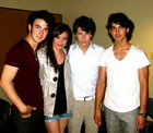 Jonas Brothers : TI4U_u1274145943.jpg