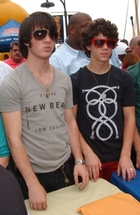 Jonas Brothers : jonas_brothers_1216575591.jpg