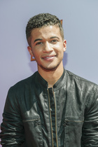 Jordan Fisher : jordan-fisher-1638995466.jpg