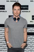 Josh Henderson : josh-henderson-1352689035.jpg