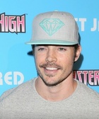 Josh Henderson : josh-henderson-1431281257.jpg