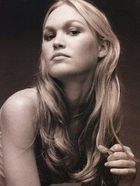 Julia Stiles : julia_stiles_1294292191.jpg