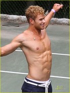 Kellan Lutz : kellan-lutz-1341004930.jpg