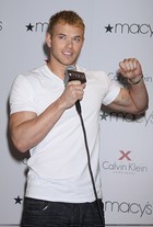 Kellan Lutz : kellan-lutz-1353310419.jpg