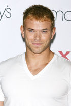 Kellan Lutz : kellanlutz_1292091419.jpg