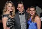 Kelly Clarkson : TI4U_u1236053099.jpg