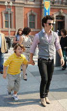 Kevin Jonas : kevinjonas_1221971087.jpg