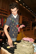 Kevin Jonas : kevinjonas_1221990806.jpg