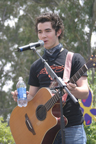 Kevin Jonas : kevinjonas_1221990810.jpg