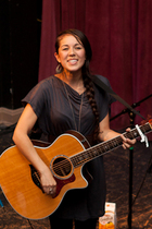 Kina Grannis : kina-grannis-1339231585.jpg