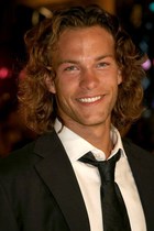 Kyle Schmid : kyle-schmid-1316402291.jpg