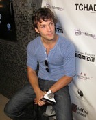 Kyle Schmid : kyle-schmid-1354120447.jpg