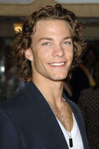 Kyle Schmid : kyle-schmid-1354236811.jpg