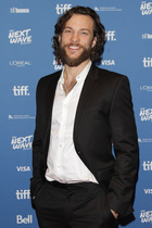 Kyle Schmid : kyle-schmid-1423529736.jpg