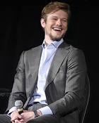 Lucas Till : lucas-till-1645850434.jpg