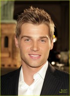 Mike Vogel : mike-vogel-1371487885.jpg