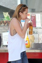 Miley Cyrus : miley-cyrus-1332113671.jpg