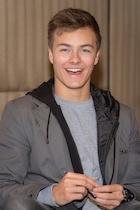 Peyton Meyer : peyton-meyer-1466879831.jpg