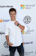 Peyton Meyer : peyton-meyer-1623788227.jpg