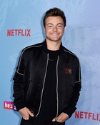 Peyton Meyer : peyton-meyer-1630098387.jpg