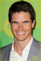 Robbie Amell : robbie-amell-1372011060.jpg