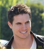 Robbie Amell : robbie-amell-1381950912.jpg