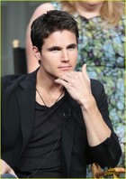 Robbie Amell : robbie-amell-1381950935.jpg