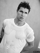 Robbie Amell : robbie-amell-1423509429.jpg