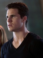 Robbie Amell : robbie-amell-1423509799.jpg