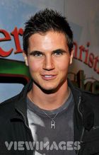 Robbie Amell : robbieamell_1233042755.jpg