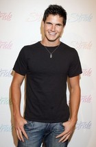 Robbie Amell : robbieamell_1233042793.jpg