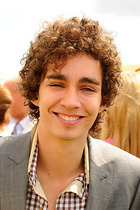 Robert Sheehan : robert-sheehan-1351615603.jpg