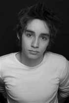 Robert Sheehan : robert-sheehan-1351805721.jpg