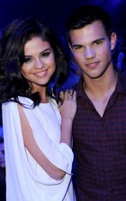 Selena Gomez : TI4U_u1281571391.jpg