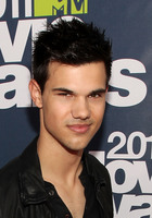 Taylor Lautner : taylor-lautner-1325306991.jpg