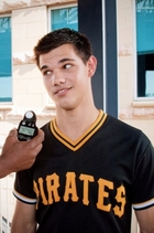 Taylor Lautner : taylor-lautner-1325306998.jpg