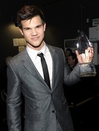 Taylor Lautner : taylor-lautner-1325307108.jpg