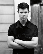 Taylor Lautner : taylor-lautner-1326396443.jpg