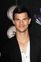 Taylor Lautner : taylor-lautner-1326535989.jpg