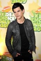 Taylor Lautner : taylor-lautner-1326535995.jpg