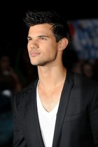 Taylor Lautner : taylor-lautner-1327625999.jpg