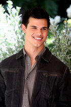 Taylor Lautner : taylor-lautner-1329075373.jpg