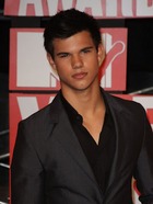 Taylor Lautner : taylor-lautner-1329075458.jpg