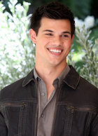 Taylor Lautner : taylor-lautner-1336851935.jpg